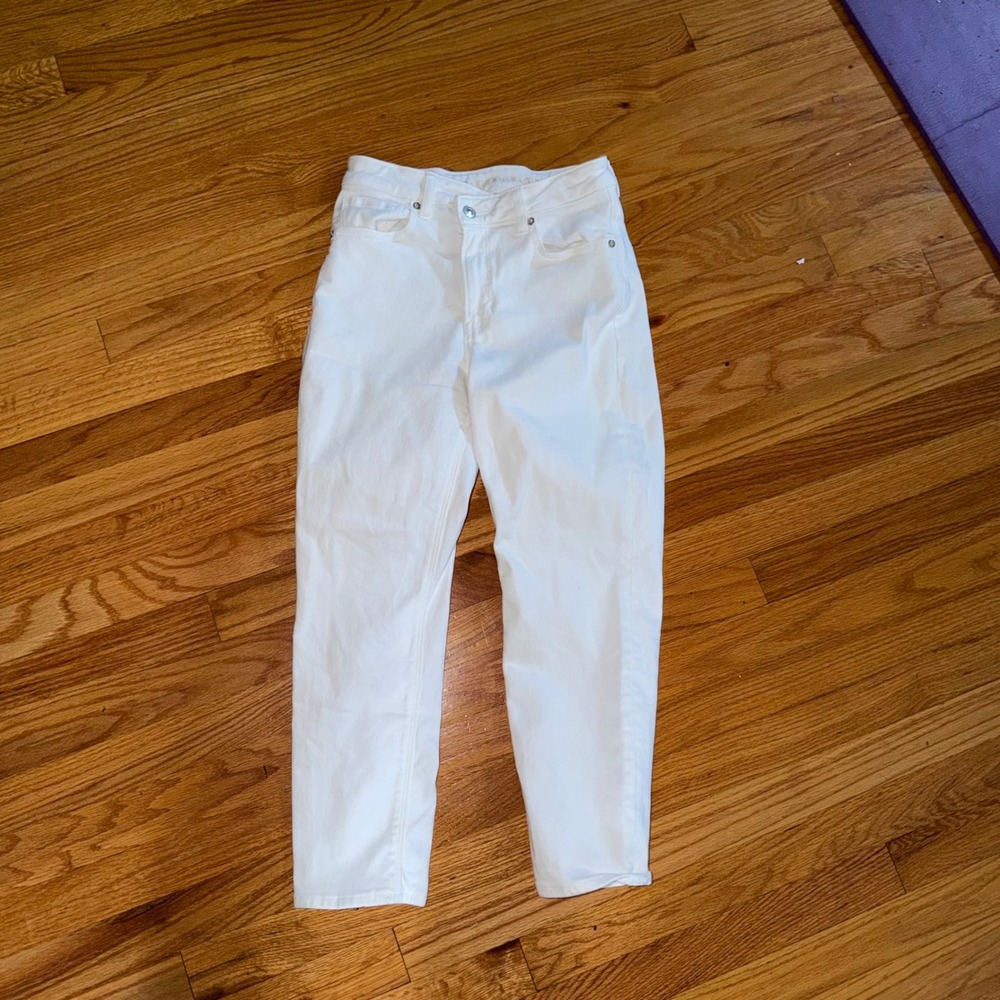American Eagle Mom Jean Size 4 White High Waisted Tapered Denim Pants